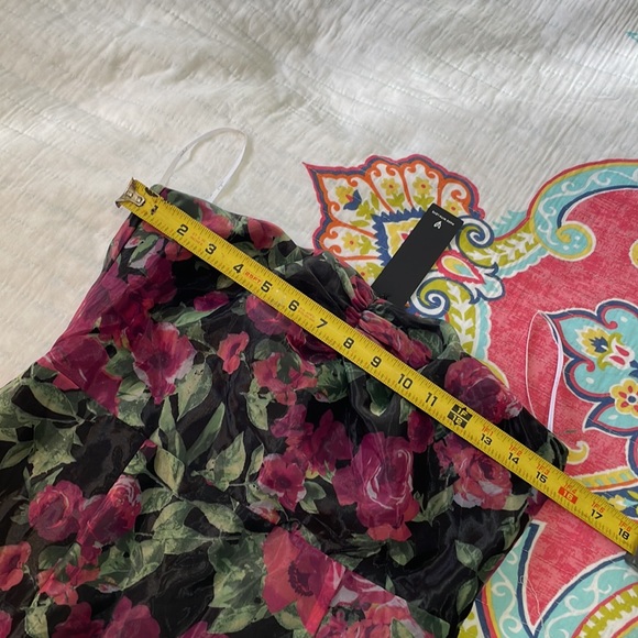 Lulu’s strapless dark floral trumpet gown - Picture 10 of 10